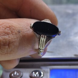 انگشتر عقیق سیاه اونیکس رکاب چهار چنگ نقره عیار 925 یه کار ظریف و زیبا با خواص مخصوص عقیق