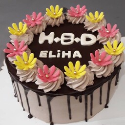 کیک تولدخانگی شکلاتی باتزیین گلهای خامه ای وفوندانتی