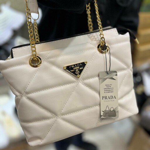 کیف دوشی و دستی پرادا زنانه دخترانه کیف prada عسلی کرمی سفید طوسی قهوه ای مجلسی چرم شیک طرحدار طرح دار پاسپورتی زنجیری