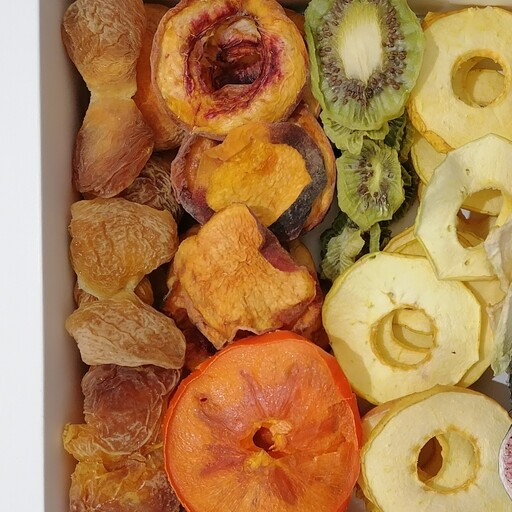 پک میوه خشک شامل (برگه زرد آلو شیرین ،اسلایس سیب بدون هسته ،خرمالو ،کیوی  ،هلو زعفرانی) 