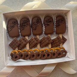 باکس شکلاتی خوشمزه پاپسیکل ها پر شده از  فیلینگ کارامل کیک گردو شکلات چیپسی و نوتلا