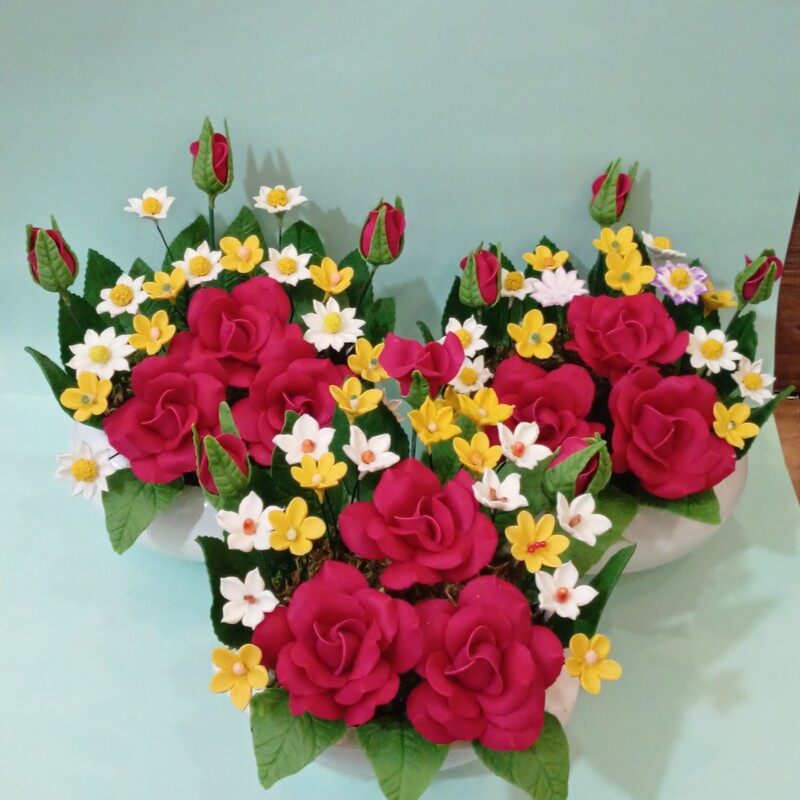 کلدان گل رز و شکوفه گلدان بزرگ و پرکاری هست هدیه بسیار شیک برای مناسبتها اعیاد مناسب دکور  میز
