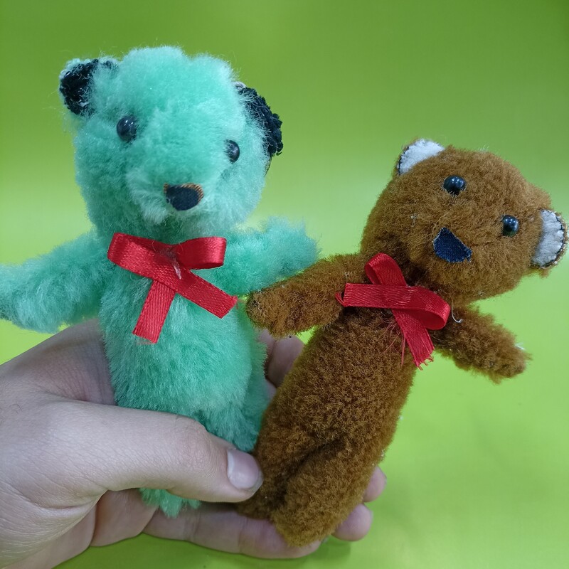عروسک خرس در دو رنگ سبز و قهوه ای 