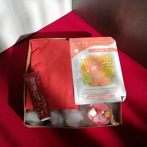 باکس هدیه کادویی رنگ قرمز (تاپ،کرم دست ، ماسک صورت، شمع عطری )