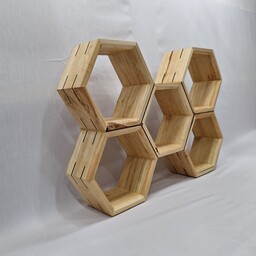 شلف رومیزی چوبی  مدل لانه زنبور عسل ،ساخته شده از چوب گردو ،صنوبر و گیلاس .