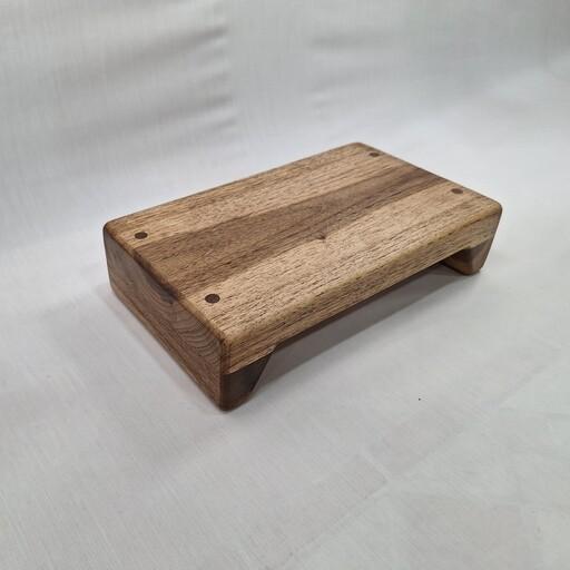 تخته گوشت چوبی پایه دار کوچک ،ساخته شده از چوب گردو 
