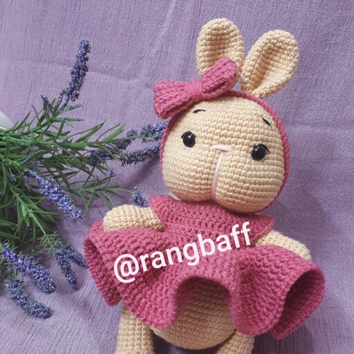 عروسک خرگوش بافتنی سیسمونی   نوزاد هدیه تولد فانتزی لباس چین دار مهربافه