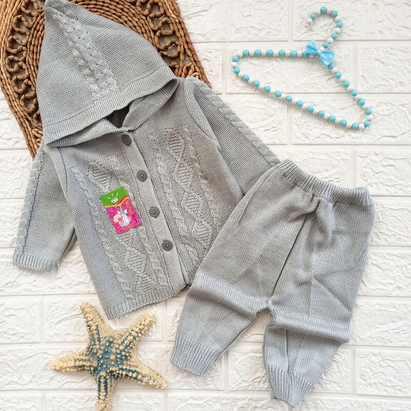 بافت   نوزادی  دوتکه شامل ژاکت دکمه دار  کلاه دار و شلوار سایز نوزاد مناسب از بدوتولد تا شش ماهگی