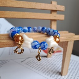 دستبند دخترانه مرواریدی رنگ آبی با آویز ماه و ستاره
