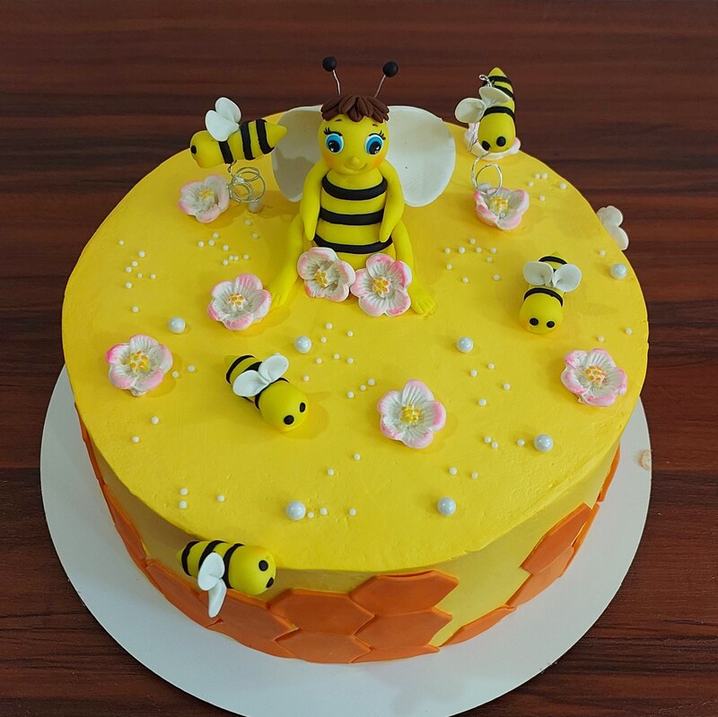 کیک با تم زنبور عسل