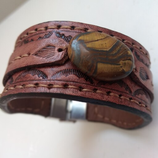 دستبند چرم طبیعی  حکاکی شده با دست  همراه با سنگ چشم ببر 