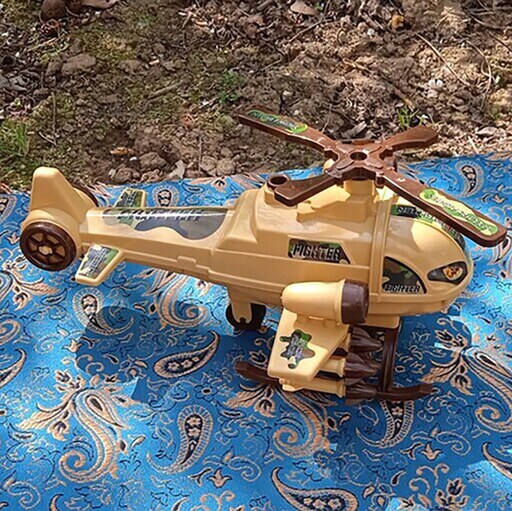 اسباب بازی هلی کوپتر جنگی با پره های متحرک هلیکوپتر