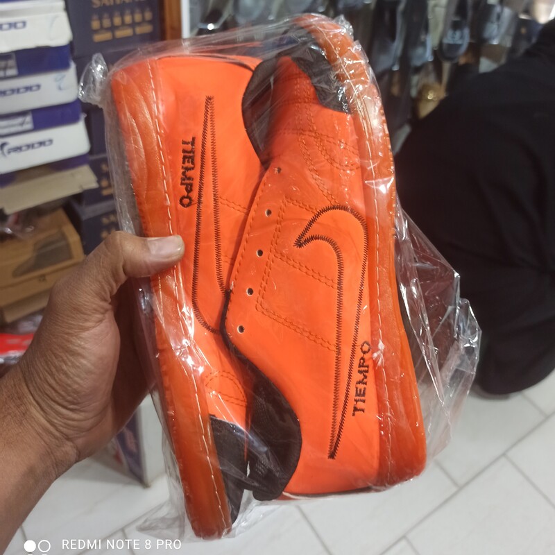 کفش سالنی نایک  رنگ نارنجی ورزشی پیاده روی سایز40تا45مناسب فوتبال 