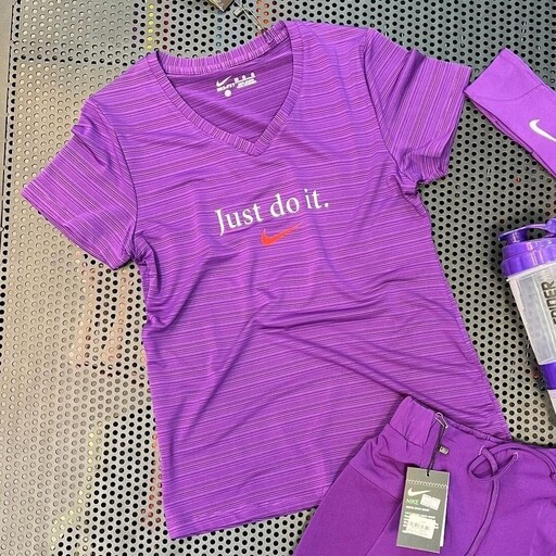تیشرت استین کوتاه زنانه نایک پارچه میراژ رنگ بنفش فروشگاه لباس ولوازم ورزشی وبدنسازی کاراکو اسپرت 