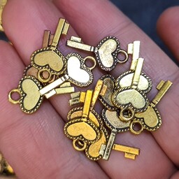 خرجکار کلید کوچک 20 عددی مدال طلایی ،رنگ ثابت ،حلقه دار مناسب ساخت زیورلات ودستبند وجاکلیدی و... ،(پک 20 عددی   )