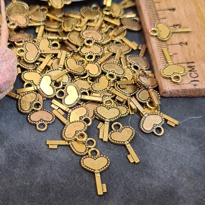 خرجکار کلید کوچک مدال طلایی ، رنگ ثابت ،حلقه دار مناسب ساخت زیورلات ودستبند وانواع کارهای هنری ،(پک 7عددی    )