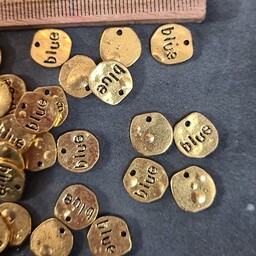 خرجکار سکه یک سانتی نا منظم ،طرح قدیم حالت ورم دار ،طلایی سوراخ دار آویزی زیبا ودرخشان(پَک 1 عددی   )