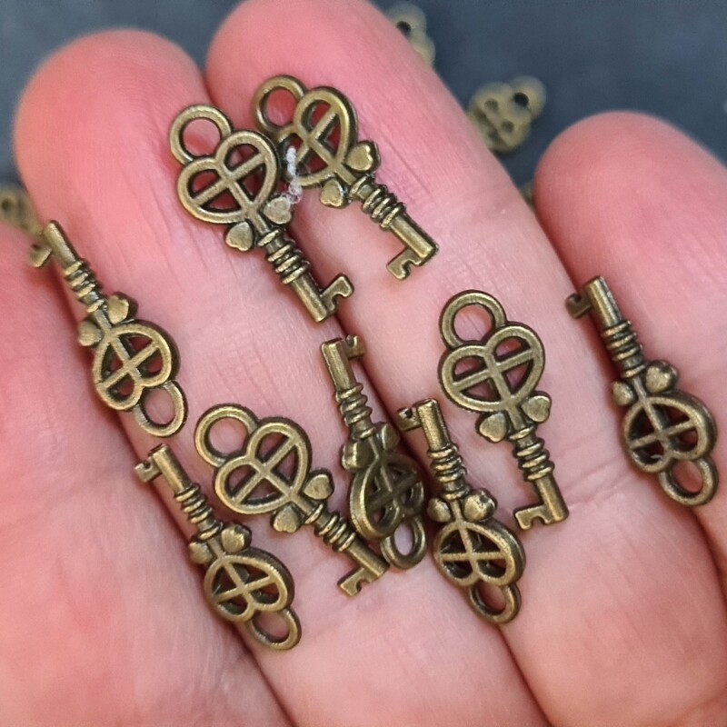 خرجکار کلید کوچک مدال برنزی کد 3،حلقه دار مناسب ساخت زیورلات ودستبند وجاکلیدی وانواع کارهای هنری ،(پک 11عددی  )