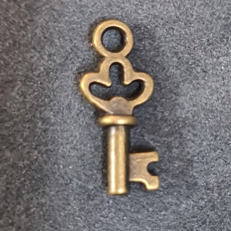 خرجکار کلید کوچک مدال برنزی کد 2 ،حلقه دار مناسب ساخت زیورلات ودستبند وجاکلیدی وانواع کارهای هنری ،(پک 15عددی  )
