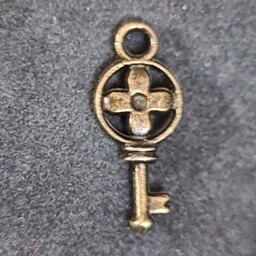 خرجکار کلید کوچک مدال برنزی کد 1،پَک 17 عددی ،حلقه دار مناسب ساخت زیورلات ودستبند وجاکلیدی وانواع کارهای هنری 
