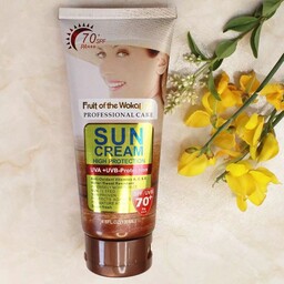 کرم ضد آفتاب ووکالی بدون رنگ spf 70 حاوی انواع ویتامین Aو E و C آلوئه ورا فاقد چربی و پارابن و ضد چین و چروک