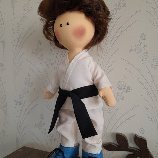 عروسک روسی کاراته یا تکواندو کار. 