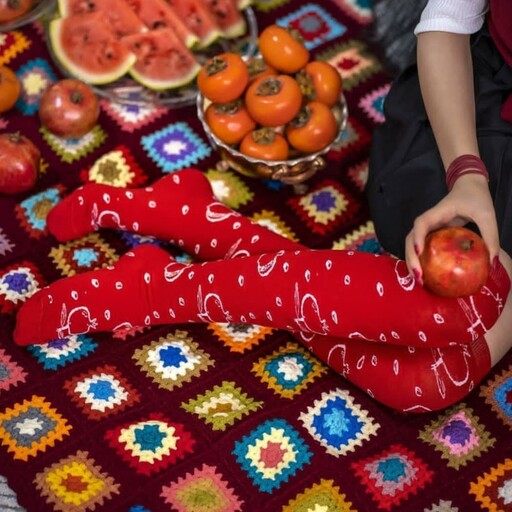 جوراب بالا زانو بچه گانه یلدایی مدل اناری  یک تا سه سال سایز پا  18 تا 22 ست مادر دختری