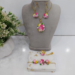 ست گل برجسته طرح خاص و تک شامل گردنبند و گوشواره،دستبند با اتصالات رنگ ثابت و انگشتر معمولی جنس گلها خمیر ایتالیایی نشکن