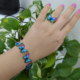 دستبند و انگشتر پروانه رنگی آبی بنفش ،اتصالات دستبند رنگ ثابت و کیفیت انگشتر معمولی می باشد