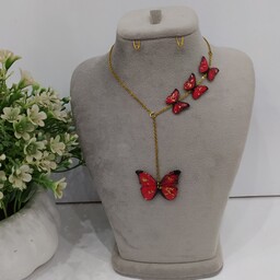گردنبند چهار پروانه قرمز ورق طلا رزینی با اتصالات رنگ ثابت و ضد حساسیت مناسب تمام سنین