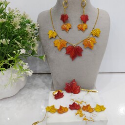 ست کامل برگ پاییزی طیف رنگی قرمز،نارنجی،زرد شامل گردنبند،دستبند،گوشواره رنگ ثابت و گیرمو و انگشتر کیفیت معمولی