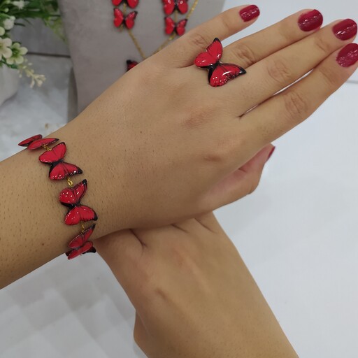 دستبند و انگشتر قرمز یاقوتی پنج پروانه ،اتصالات دستبند رنگ ثابت و انگشتر کیفیت معمولی بصورت هدیه می باشد