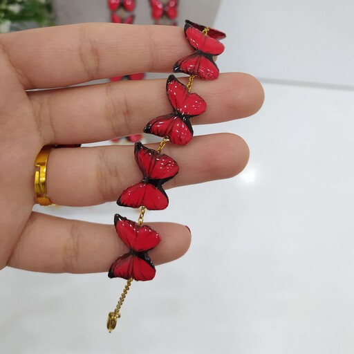 دستبند و انگشتر قرمز یاقوتی پنج پروانه ،اتصالات دستبند رنگ ثابت و انگشتر کیفیت معمولی بصورت هدیه می باشد