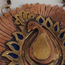 گردن آویز دستساز ترکیب برنج و مس طرح طاووس 