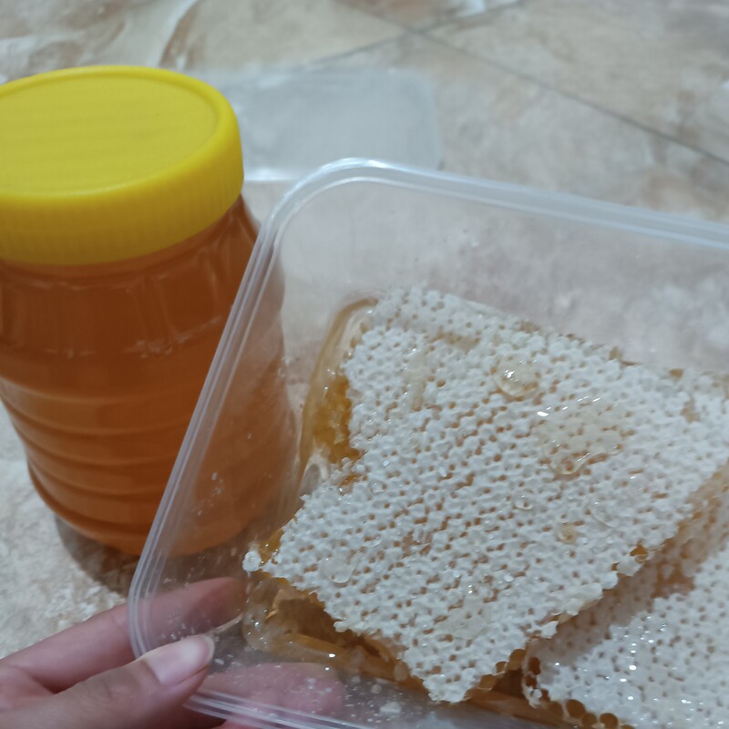 عسل صد در صد طبیعی با موم(1 کیلویی)