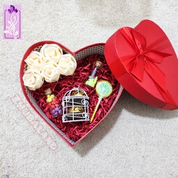 باکس گل قلبی رز و شکلات سایز متوسط . جعبه هدیه کادو عیدی سوپرایز ولن یلدا