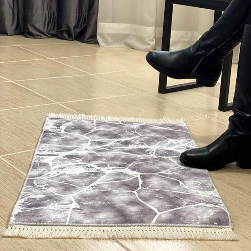 فرش چاپی 4 متری  طرح رعد سفید خاکستری سالن پذیرایی و اتاق خواب اکسین فرش 