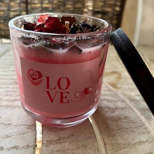 شمع  عشق -موم سویا با عطر رز -تزئین شده با گلبرگ های رز و چوب دارچین