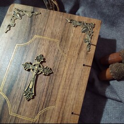 دفتر چوبی دستساز صلیب دار ، ساخته شده از چوب گردو ، 19.5 در 14 سانت ، صد برگ کاغذ نخودی رنگ 