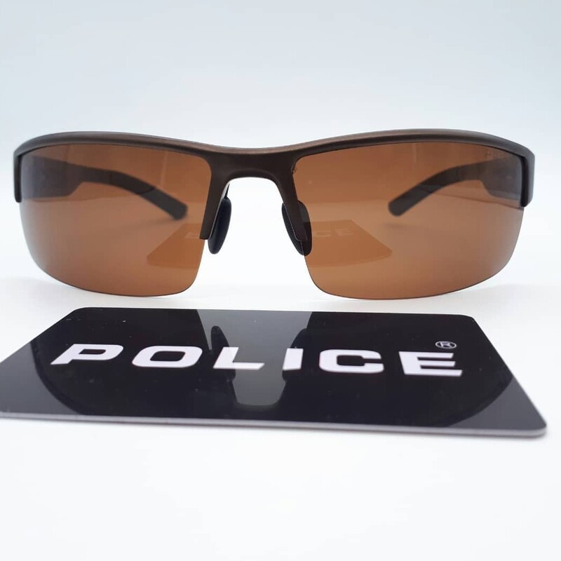  عینک پلیس کربن مهمترین قسمت آن است ازنوع نیم فریم و به شکل مستطیل است این فریم مشکی جذاب به خوبی روی چشم قرار می گیرد