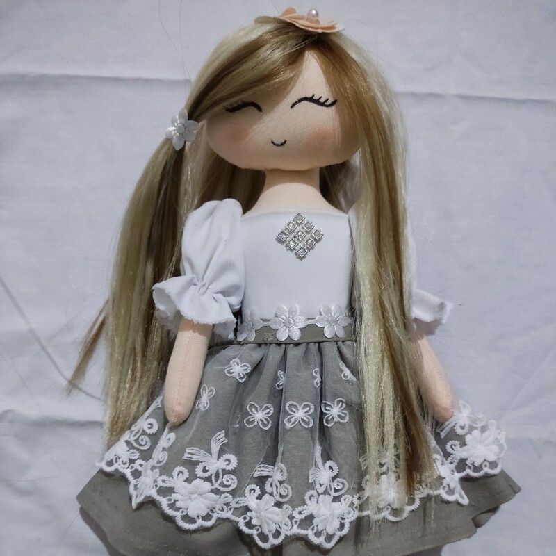 عروسک تیلدا با لباس استین پف و مجلسی