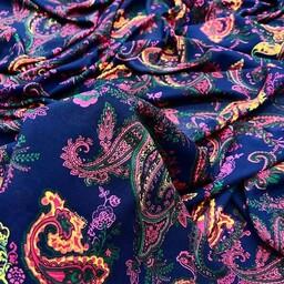 روسری کرپ کاینا اعلا  طرح ترنج زیبا قواره 115 زمینه آبی سورمه ای جذاب