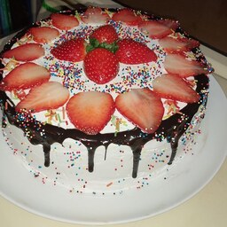 کیک تولد شکلاتی خامه ایی با فیلینگ موز وگردو 1 کیلویی.   Made with love
تهیه شده با عشق