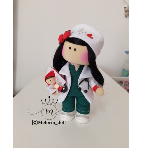 عروسک روسی  25 سانتی پزشک یا ماما پرستار به همراه نوزاد و گوشی پزشکی رنگ مو براساس موجودی مشکی یا قهوه ای سوخته می باشد