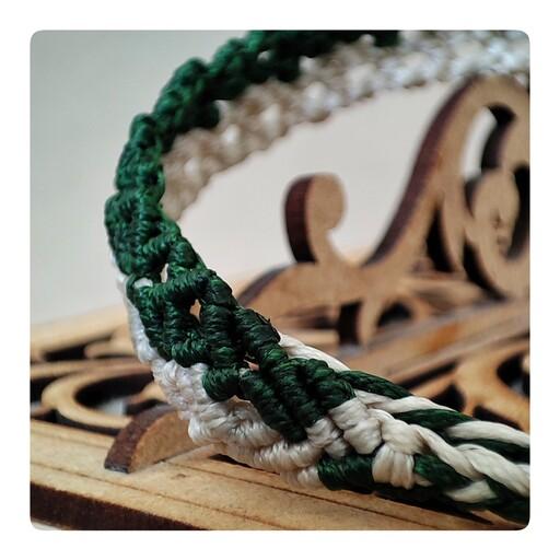 دستبند دست ساز میکرو مکرومه اسپورت طرح دال سبز و سفید رنگ