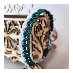 دستبند دست ساز میکرو مکرومه اسپورت طرح دال سبز و سفید رنگ