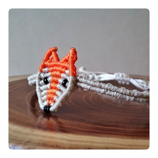 دستبند دست ساز میکرو مکرومه اسپورت طرح روباه رنگ کرم و نارنجی