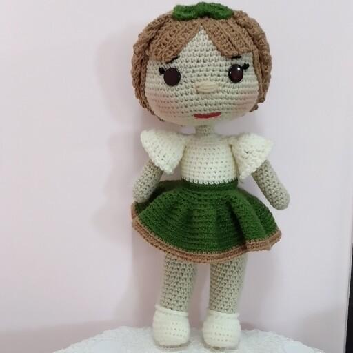 عروسک بافتنی دختر با دامن سبز، دست بافت، قابل شستشو، سایز 31.17