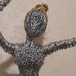 مجسمه دختر بالرین،کار دست،ساخته شده با سیم گالوانیزه،رنگ ثابت،ضد زنگ،30سانت ارتفاع روی استند چوبی فیکس شده