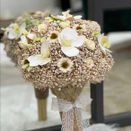 دسته گل عروس اقتصادی ترکیبی از گل خشک و گل پنبه و ارکیده و کلی گلای ریز جذاب.
